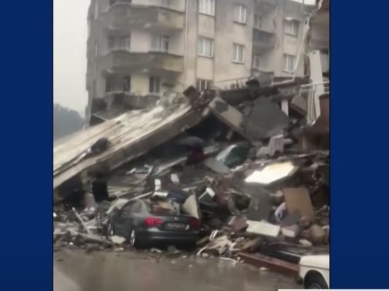 Число жертв землетрясения в Турции выросло до 2921
