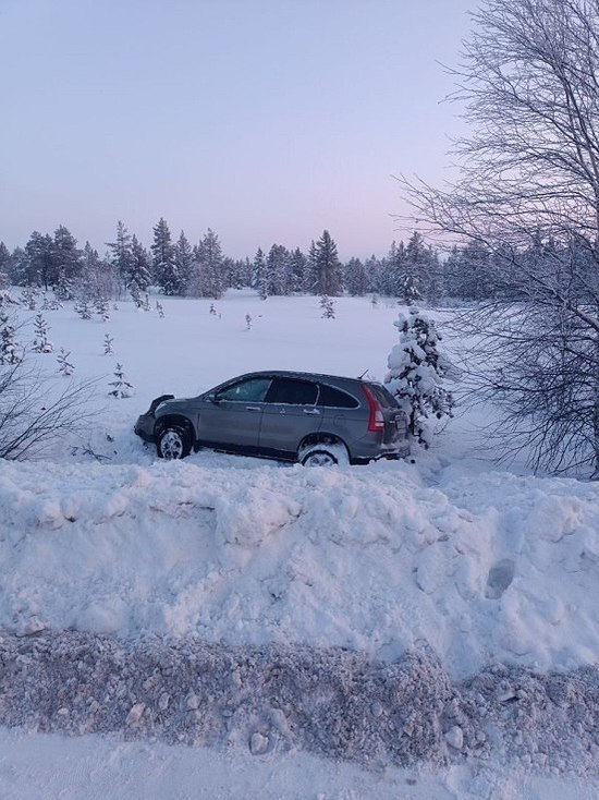 В ЯНАО инспекторы ГИБДД помогли водителю вызволить авто из снежного плена