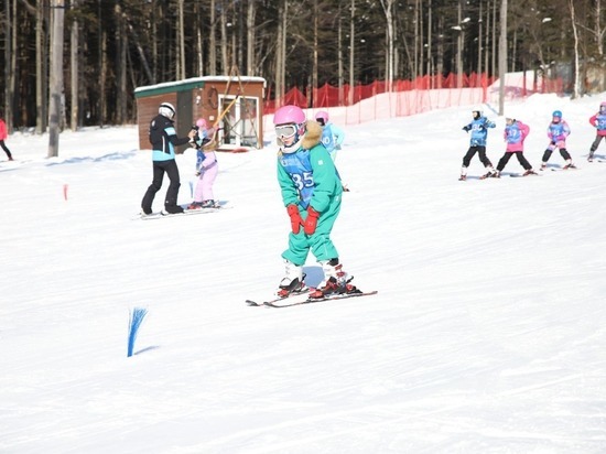 Лыжи и сноуборд бесплатно освоят более 1 тыс. школьников в Южно-Сахалинске