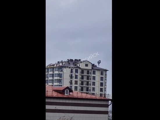 У школы в Новороссийске ветром сорвало кровлю