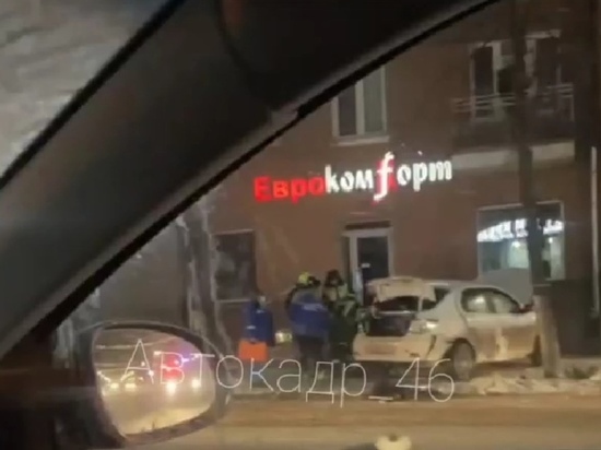 Один человек пострадал в ДТП с влетевшей в столб в центре Курска легковушкой