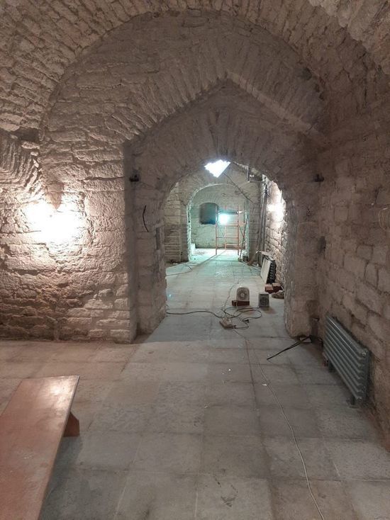 Стены из природного известняка отреставрировали в подклете Елеазаровского монастыря
