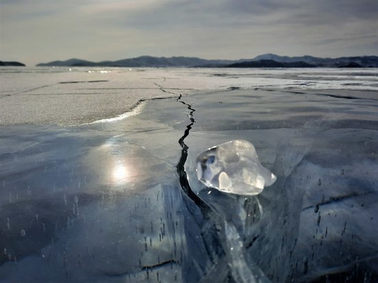 Из-за трещин по льду Байкала можно передвигаться только на хивусах