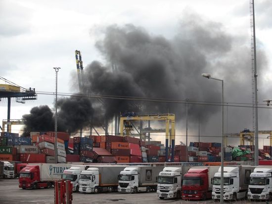NTV: в турецком порту Искендерун горят сотни контейнеров