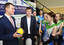 Накануне Михаил Дегтярев провел рабочую встречу с представителями Хабаровской краевой федерации волейбола и юными волейболистками