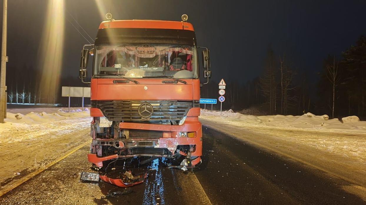 В Костромской области грузовик расплющил легковушку