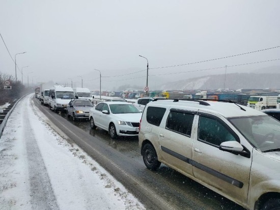 На перевале Волчьи ворота под Новороссийском затруднено движение