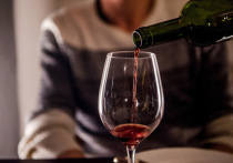 Согласно новому крупному исследованию, употребление двух банок пива или бокалов вина в день может снизить вероятность развития деменции, но зато с каждым глотком сверх нормы риск слабоумия, наоборот, возрастает