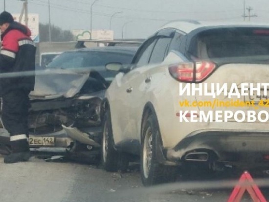 Жесткое столкновение двух автомобилей случилось около остановки в Кемерове