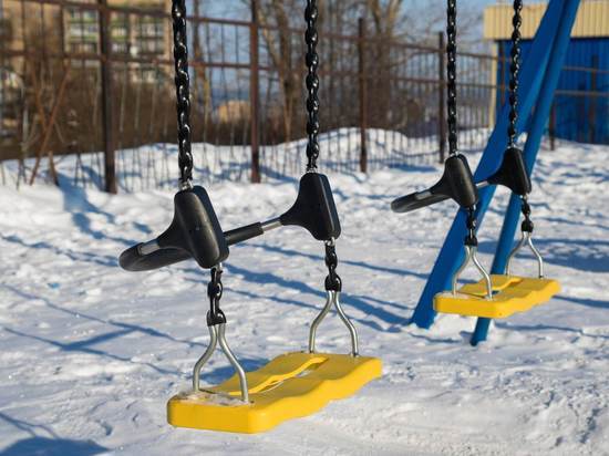 Школьница застряла в ограждении детской площадки в Петрозаводске