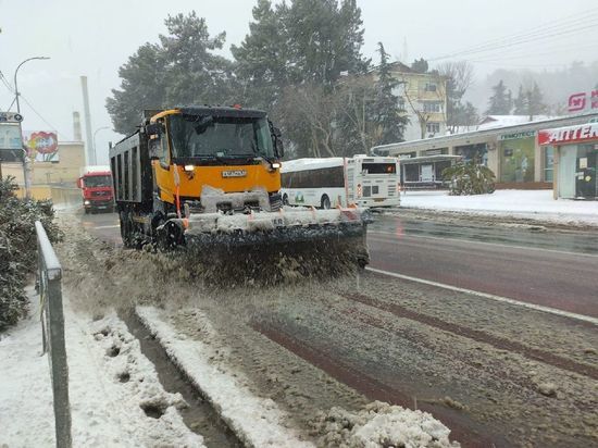 Дороги Сочи от снега чистят 65 специалистов дорожных служб, задействовано 16 единиц снегоуборочной техники