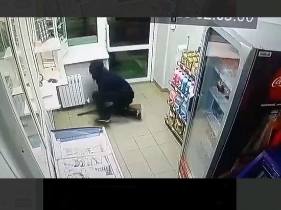 В Башкирии вооруженный мужчина хотел ограбить магазин, но упал и убежал