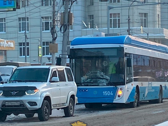 В Новосибирске новый троллейбус столкнулся с УАЗом