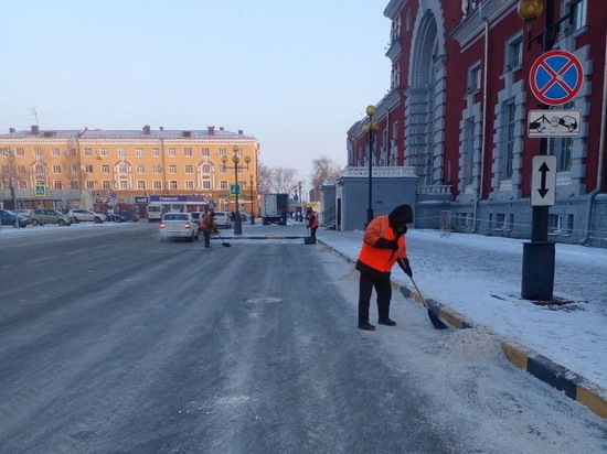 В Курске задействовали 62 спецмашины в уборке улиц от снега и наледи