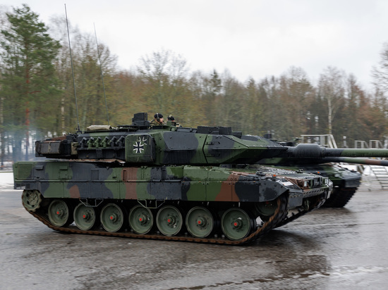 Глава Минобороны ФРГ Писториус передал Украине игрушечный Leopard 2
