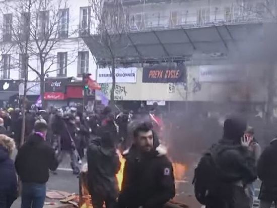В Париже начались беспорядки на акции протеста
