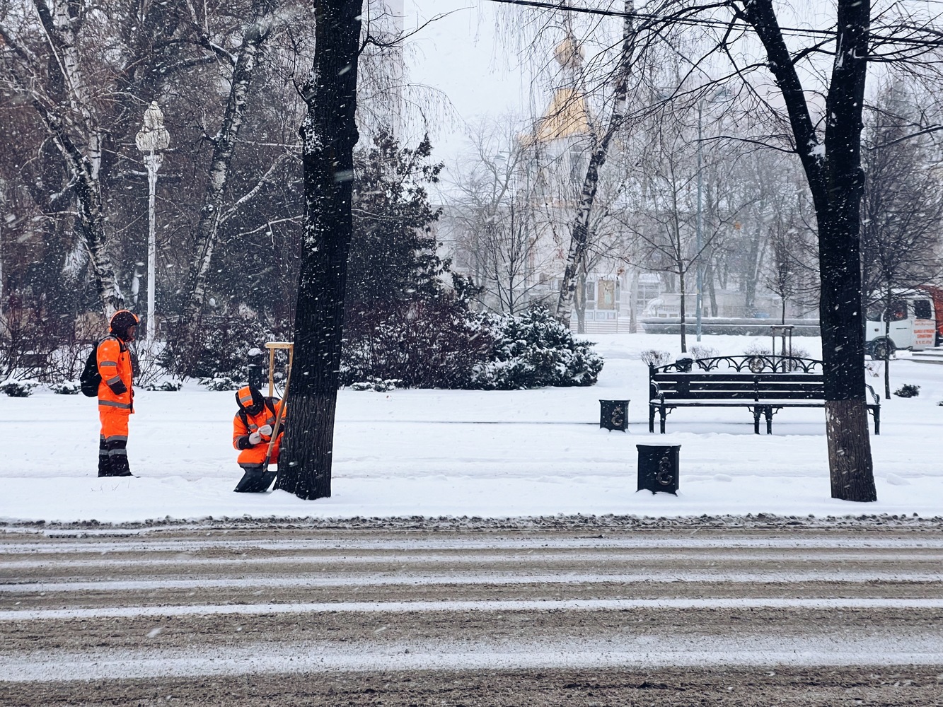 Сугробы на тротуарах, засыпанные машины и снежная сказка: в Краснодаре  впервые в 2023 году выпал снег