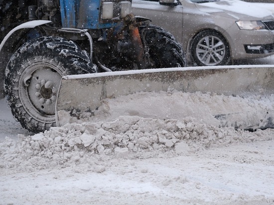 Астраханские коммунальщики продолжают бороться со снегопадом