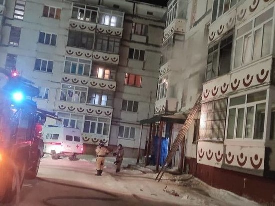 «Сильное задымление верхних этажей»: человека спасли при пожаре в доме на севере Сахалина