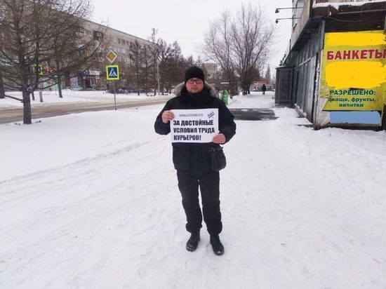 Омского левого активиста привлекут к суду за одиночный пикет в поддержку бастующих курьеров