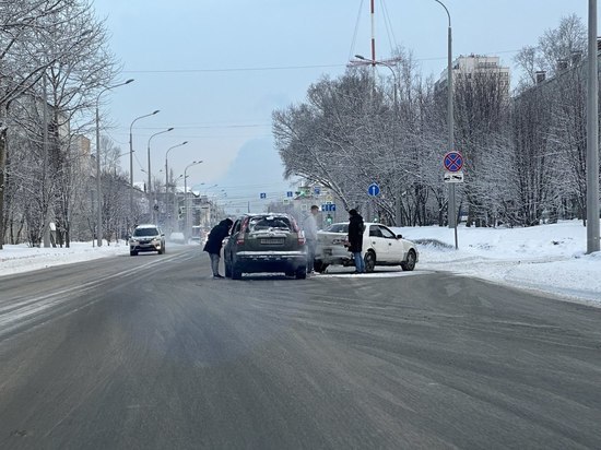 «Перегородили дорогу»: кроссовер и седан столкнулись в Южно-Сахалинске