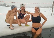 Холодовым плаванием семья Нощенко из Новосибирска увлеклась в период самоизоляции, когда из-за коронавируса школа и многие заведения были закрыты