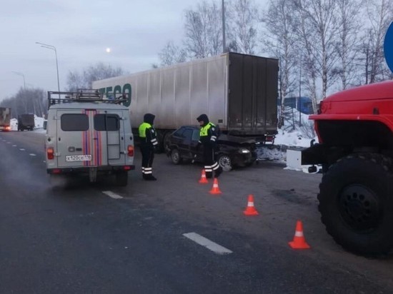 В Татарстане водитель авто погиб после столкновения в припаркованной фурой