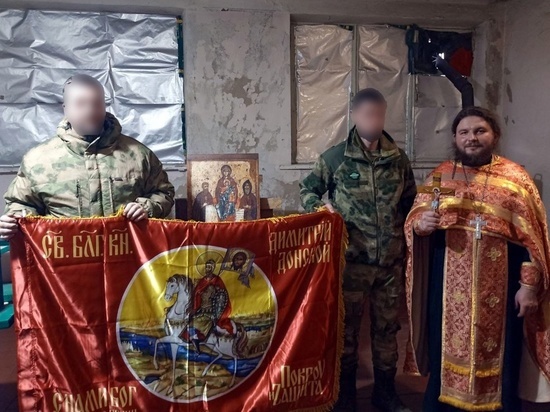 Настоятель брянского храма привез в Донецк освященное полковое знамя