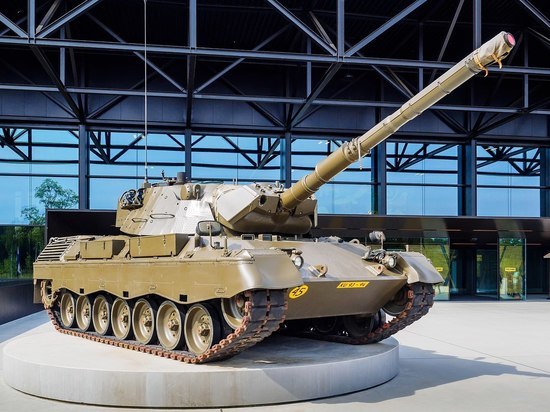 В Левой партии ФРГ поставки танков Leopard Украине сравнили с харакири