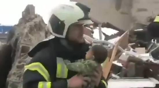 Азербайджанские спасатели достали из руин турецкого города живого младенца: видео