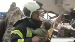 Азербайджанские спасатели достали из руин турецкого города живого младенца: видео