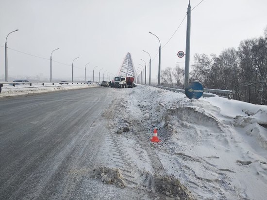 22-летний водитель пострадал в массовом ДТП на Бугринском мосту в Новосибирске