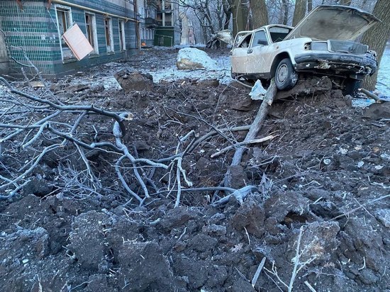 Жилые дома и автомобили повреждены ночным обстрелом ВСУ в Горловке