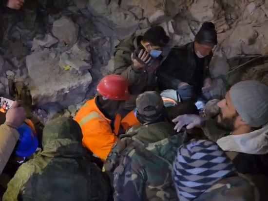 Минобороны РФ опубликовало кадры спасения военными мужчины из-под завалов в Алеппо