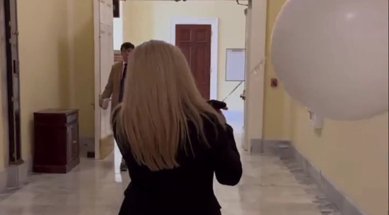 Конгрессвумен Тейлор Грин пришла слушать речь Байдена с белым шариком: видео