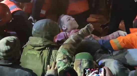 В Сирии российские военные вытащили мужчину из-под завалов дома: видео