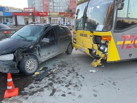 Автоледи пострадала в результате тройного столкновения автомобилей в Липецке