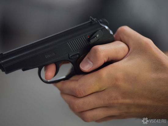 Мужчина с пистолетом дерзко ограбил табачную лавку в кузбасском городе