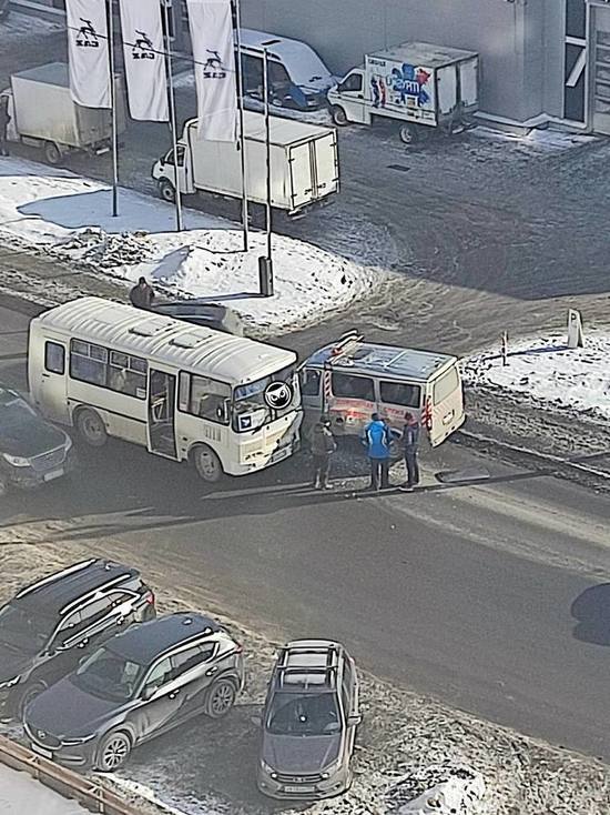 В Пензе не поделили дорогу автобус и ГАЗель дорожной службы