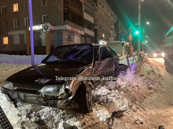 Иномарка протаранила легковушку рядом с техникумом в Кемерове