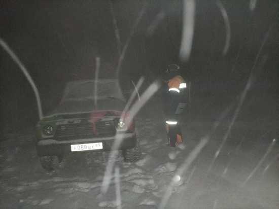 У гор Ямала спасатели достали из сугроба внедорожник туристов