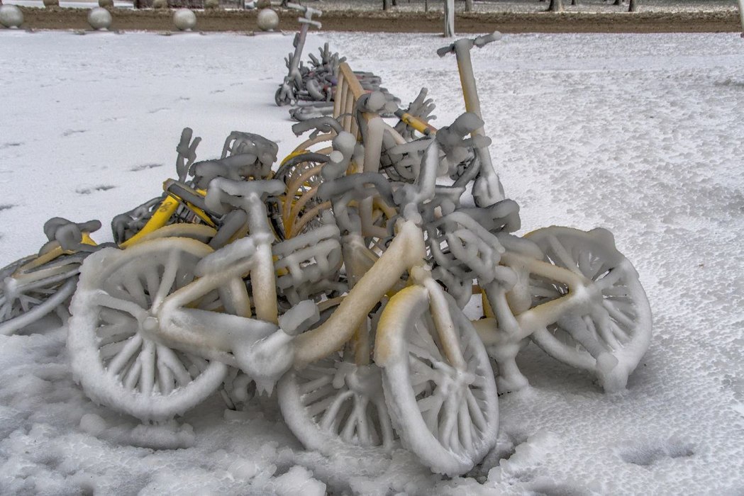 Норд-Рст в Новороссийске: Лёд покрыл велосипеды, самокаты и всю приморскую набережную