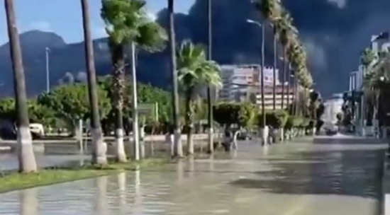 После землетрясения в турецкий Искендерун хлынуло море: видео