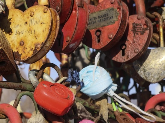 Около 900 супругов-юбиляров получили выплату в Подмосковье