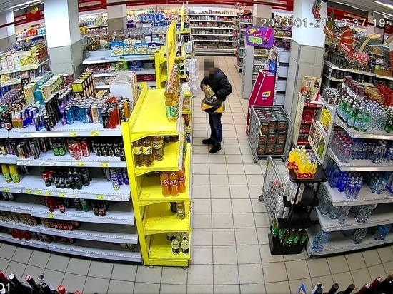 Житель Полярного без оплаты вынес из местного магазина алкоголь