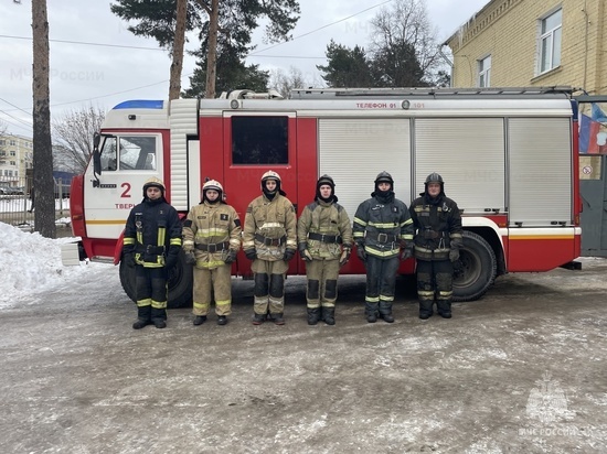 Тверские пожарные спасли троих человек из горящего дома