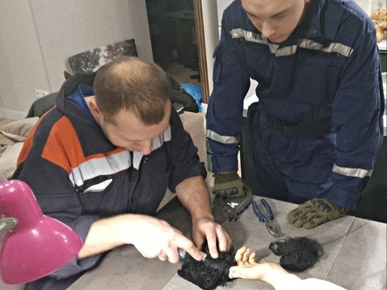 Катушку нитки помогли снять с пальца девочки подмосковные спасатели
