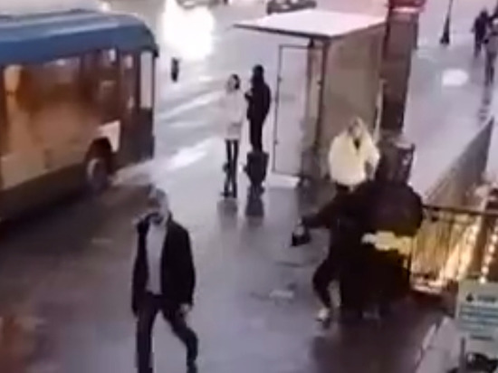В Петербурге мужчина в костюме Бэтмена одним ударом остановил грабителя