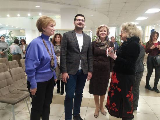 Мать спикера МИД РФ Марии Захаровой открыла выставку иероглифов в Рязани