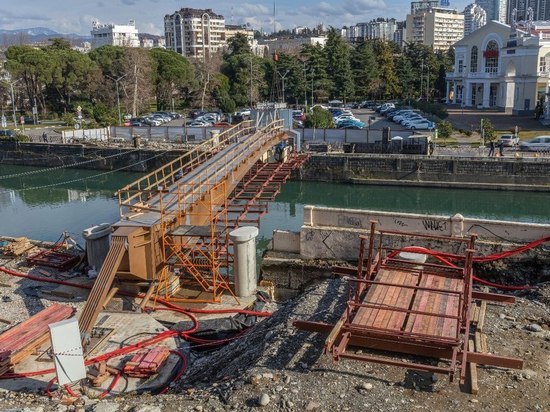 В Сочи продолжается строительство моста «Волшебный лист»